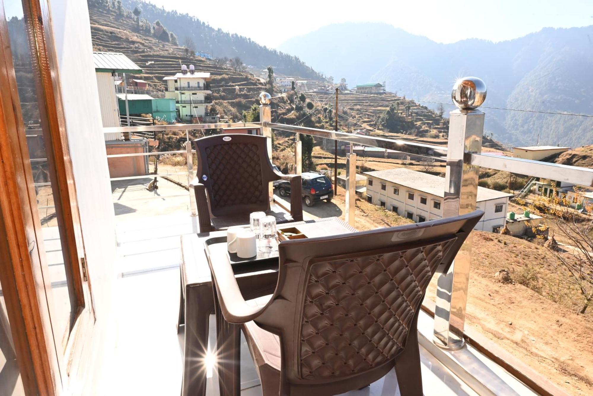 Himalayan Hill Top Resort 卡纳塔尔 外观 照片