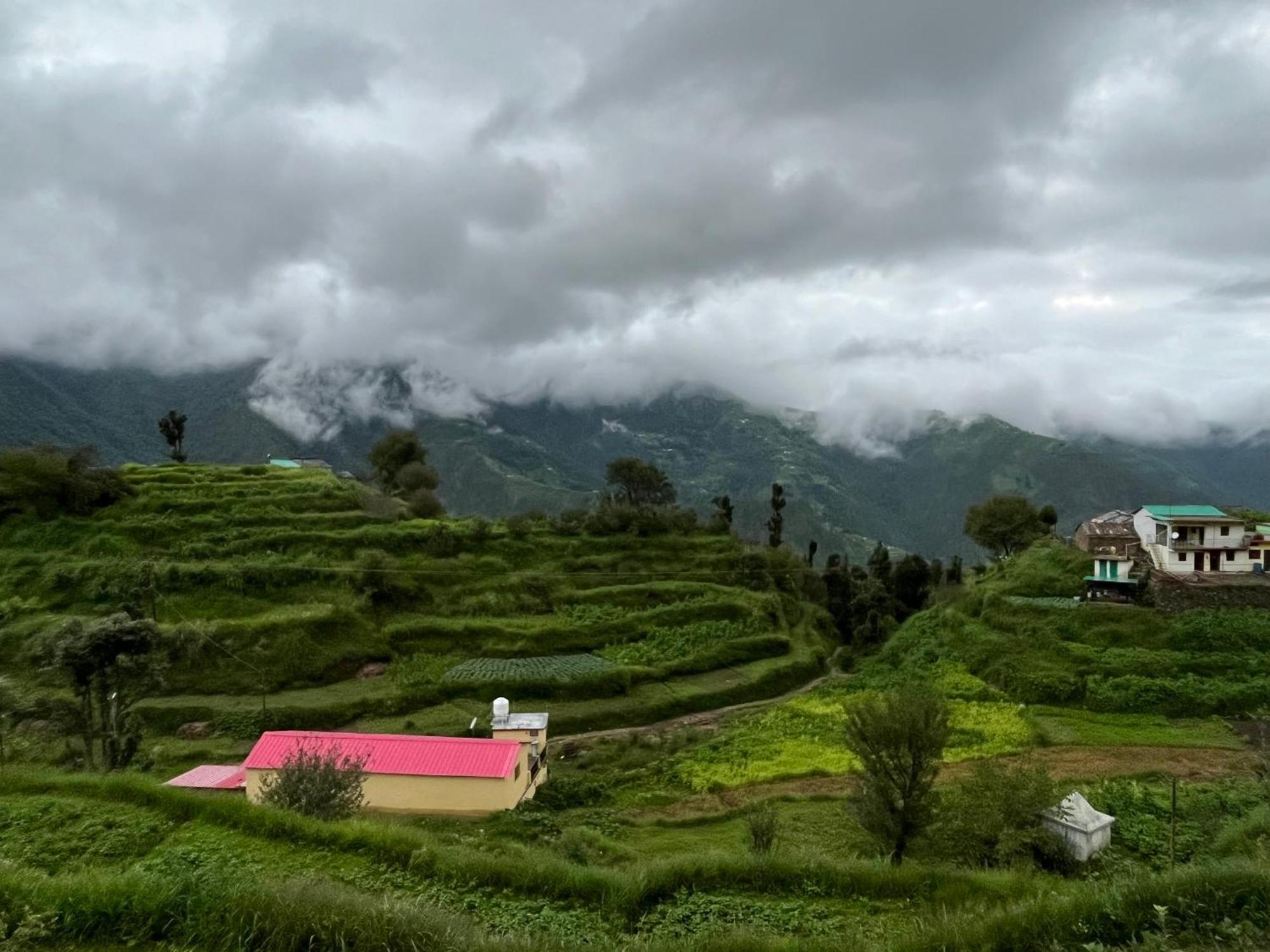 Himalayan Hill Top Resort 卡纳塔尔 外观 照片