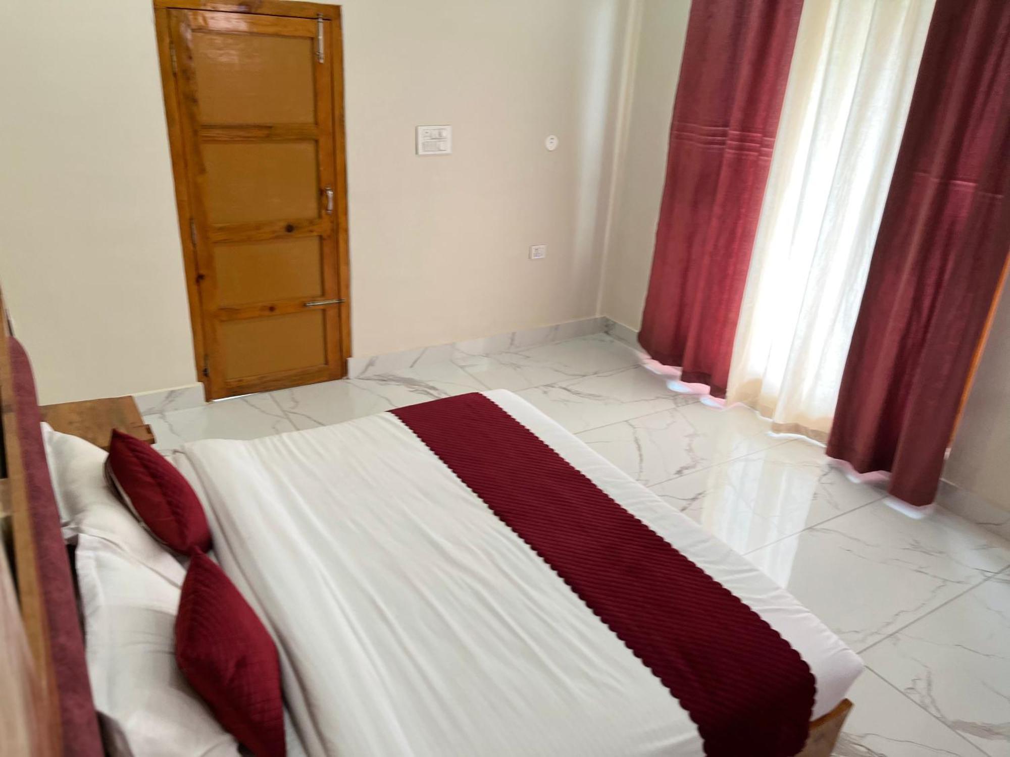 Himalayan Hill Top Resort 卡纳塔尔 外观 照片