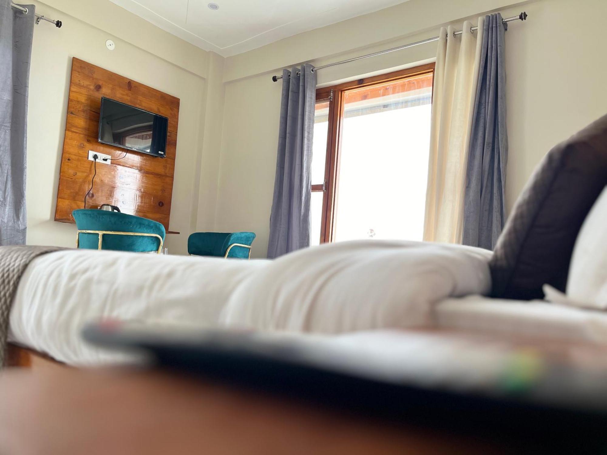 Himalayan Hill Top Resort 卡纳塔尔 外观 照片