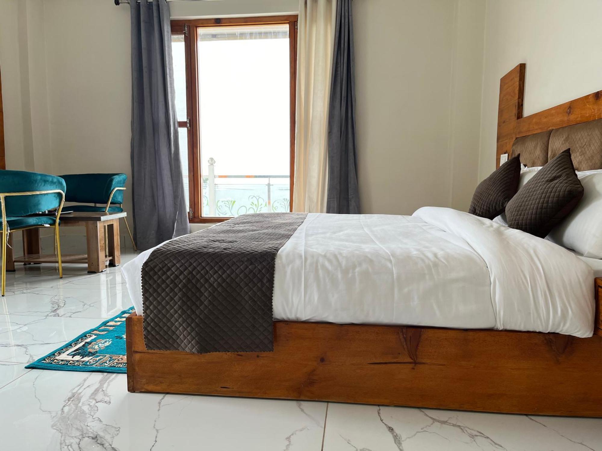 Himalayan Hill Top Resort 卡纳塔尔 外观 照片